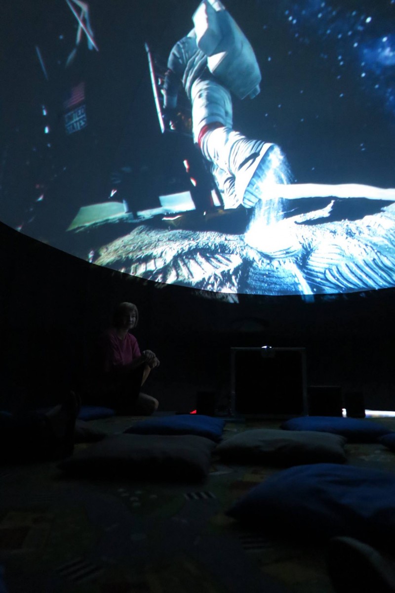 Projekcja filmu o kosmosie w mobilnym planetarium. 