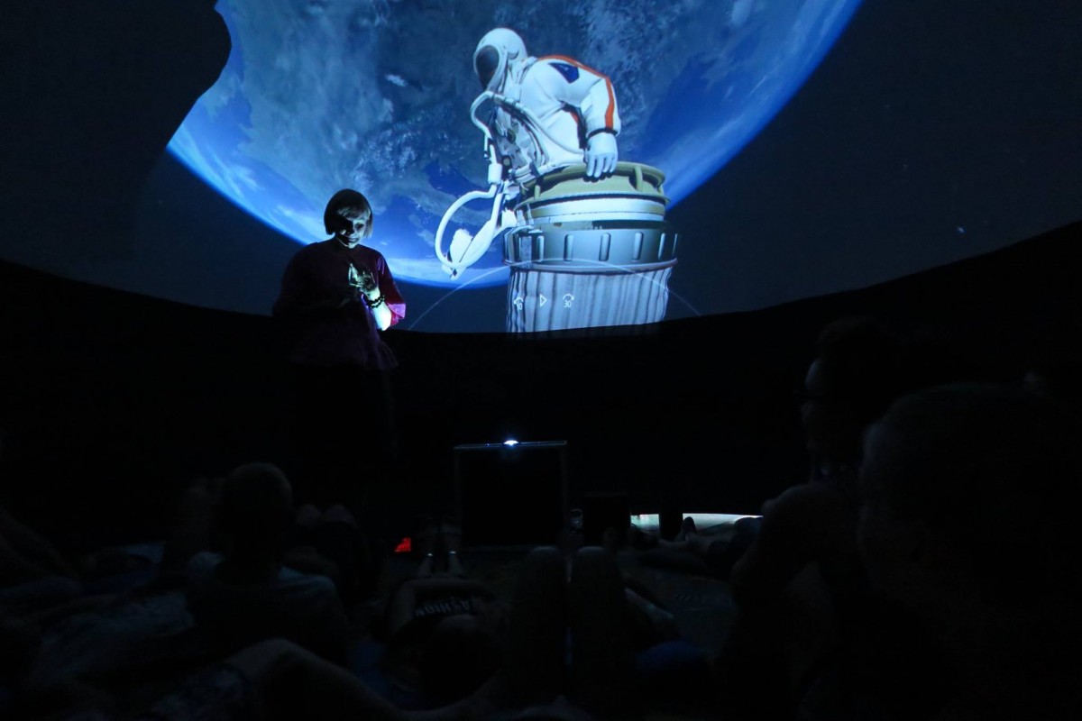 Projekcja filmu o kosmosie w mobilnym planetarium. 