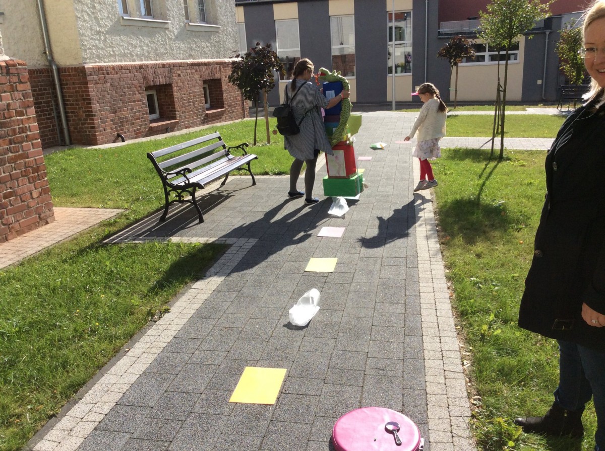 Na chodniku przed MDK kolorowe kartki na trasie konkursu ''Bajkowy Pionek''. 