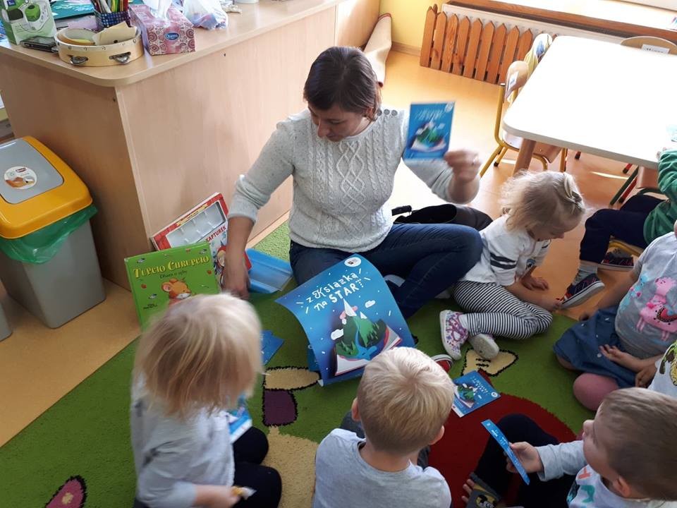Wnętrze Przedszkola ''U Misia'' bibliotekarka Ania Wiśniewska opowiada o projekcie pilotażowym dla trzylatków.