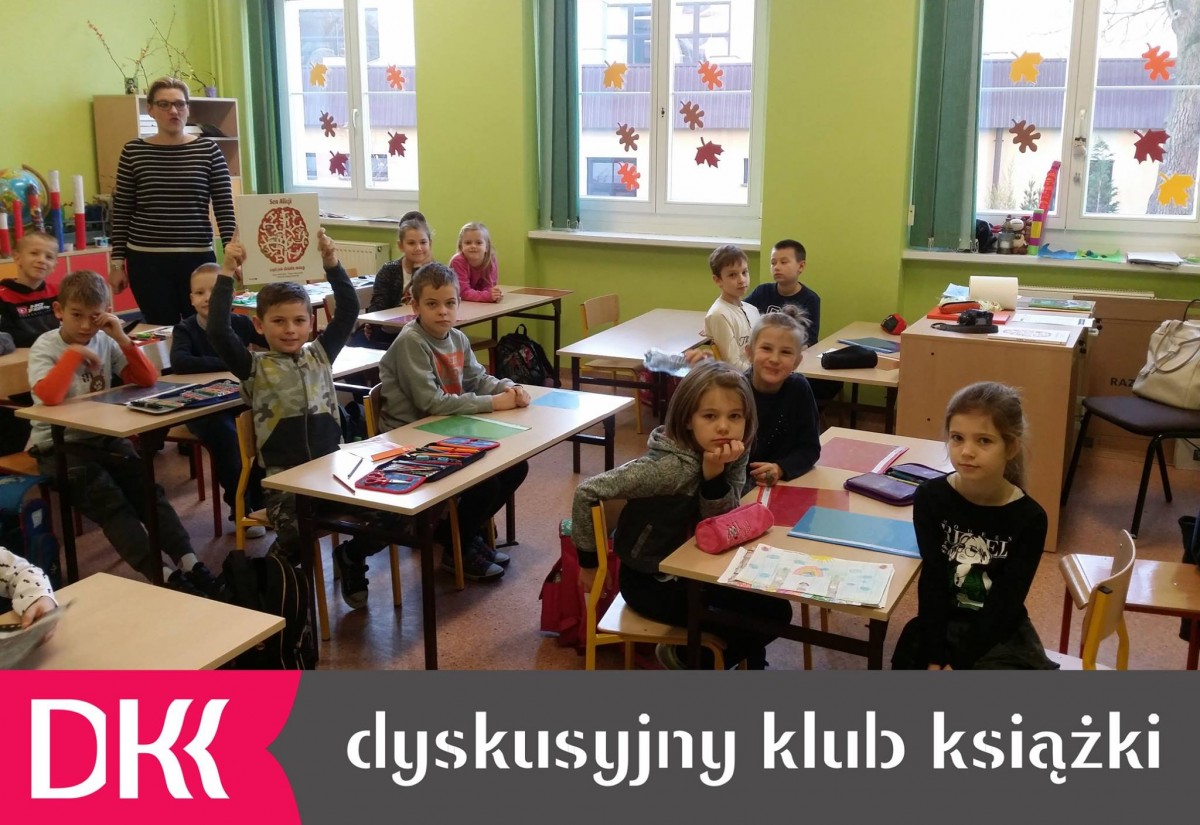 Wnętrze klasy dzieci z DKK do którego należą uczniowie klasy II B ze Szkoły Podstawowej nr 1 omawiają książkę "Sen Alicji, czyli jak działa mózg".
