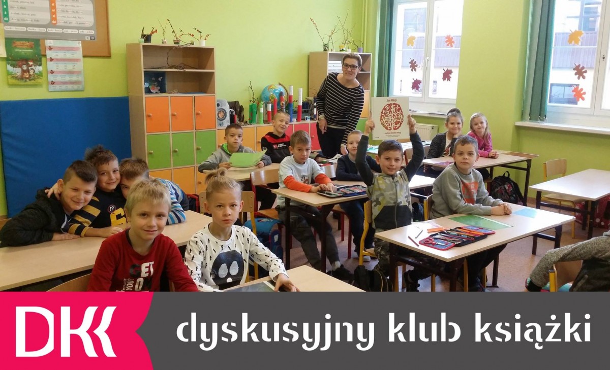Wnętrze klasy dzieci z DKK do którego należą uczniowie klasy II B ze Szkoły Podstawowej nr 1 omawiają książkę "Sen Alicji, czyli jak działa mózg".