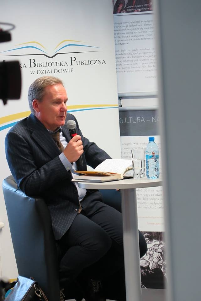 Przy stoliku z mikrofonem Marek Zagańczyk polski pisarz, eseista, wydawca, zastępca redaktora naczelnego „Zeszytów Literackich”.