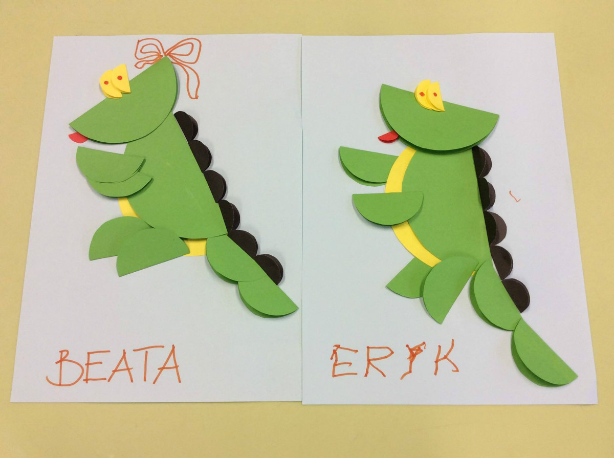 Dwie prace plastyczne zielone krokodyle wykonane przez dzieci.