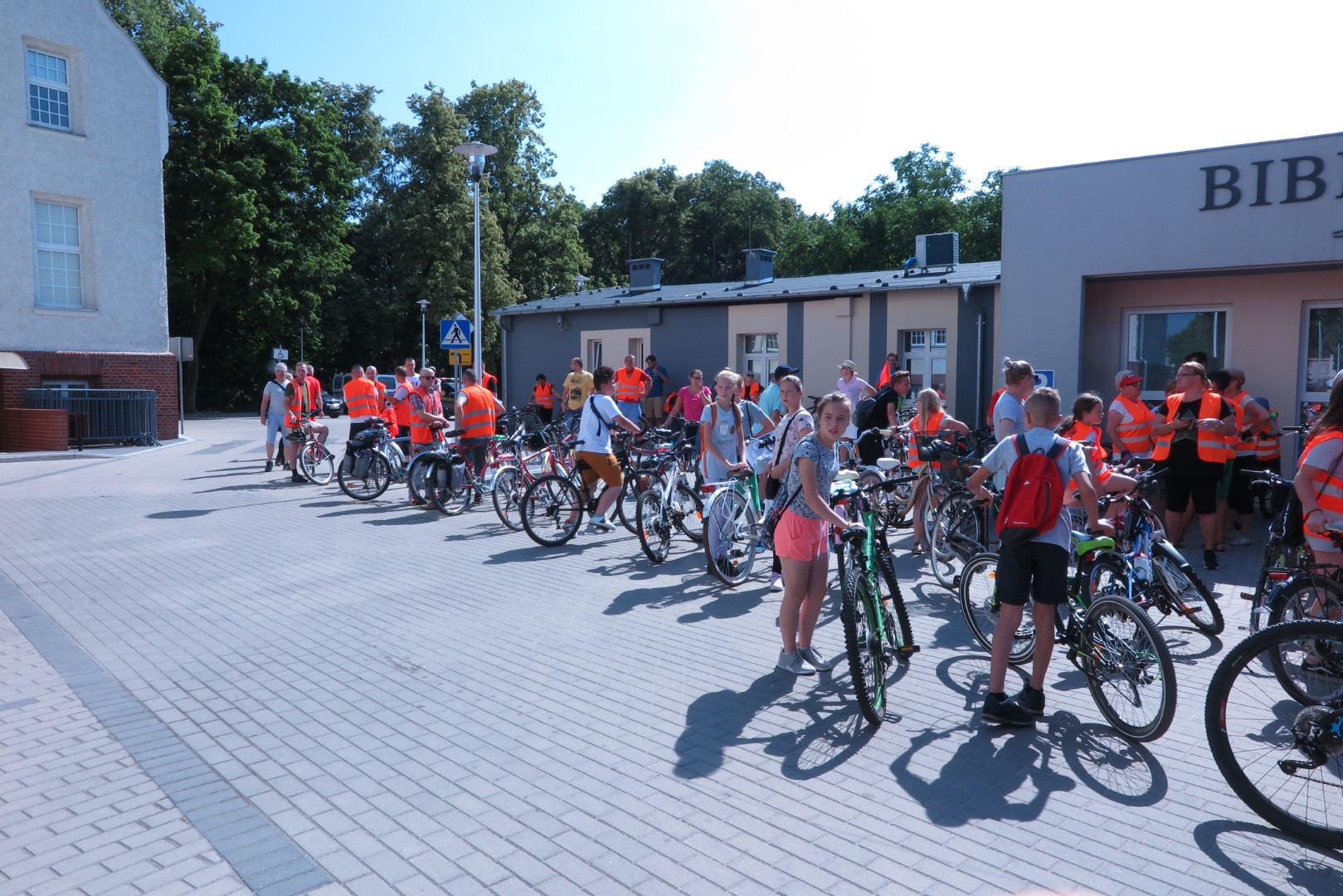 Na placu przed MBP w Działdowie uczestnicy z rowerami podczas kolejnej edycji rajdu rowerowego Odjazdowy Bibliotekarz. 
