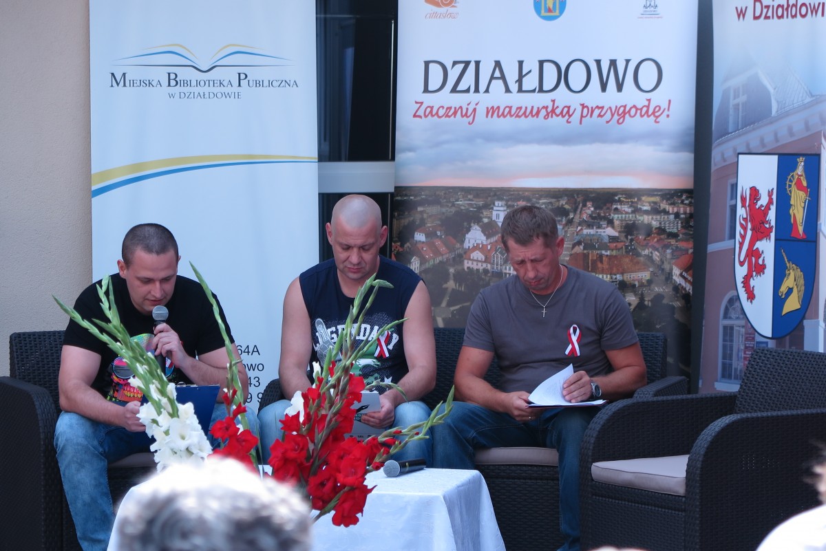 Na kanapie przed MBP w Działdowie trzech panów czyta powieść ,,Przedwiośnie''.