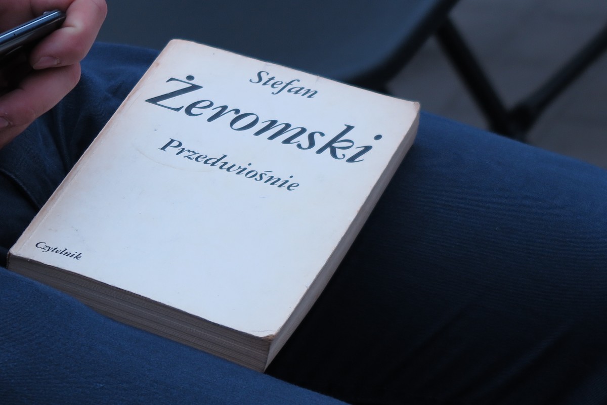 Książka powieść ,,Przedwiośnie'' Stefana Żeromskiego. 