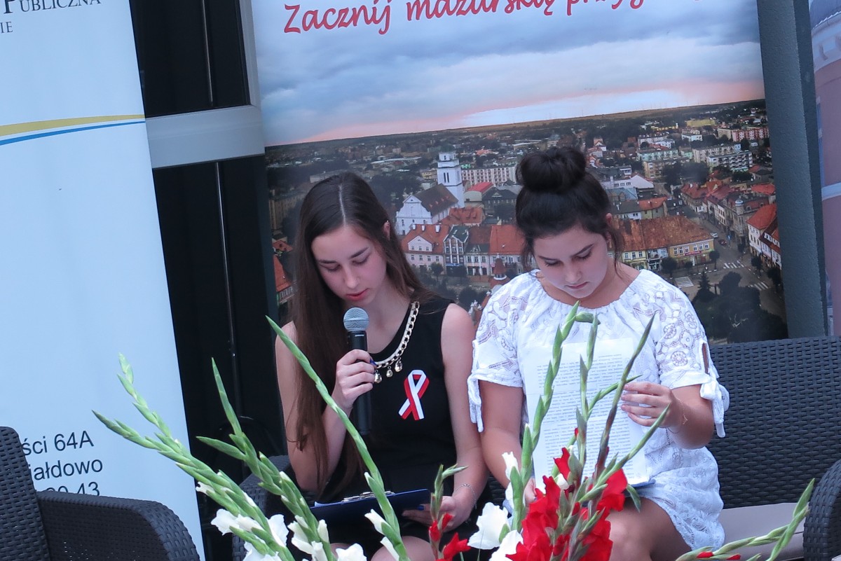 Na kanapie przed MBP w Działdowie dwie młode dziewczyny czytają powieść ,,Przedwiośnie''.
