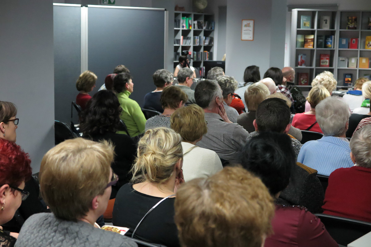 Publiczność zgromadzona spotkanie z autorem książki "Zasmakuj w Warmii - rzecz nie tylko o kuchni" autorstwa Waldemara Mierzy oraz Krzysztofa Mazurka.