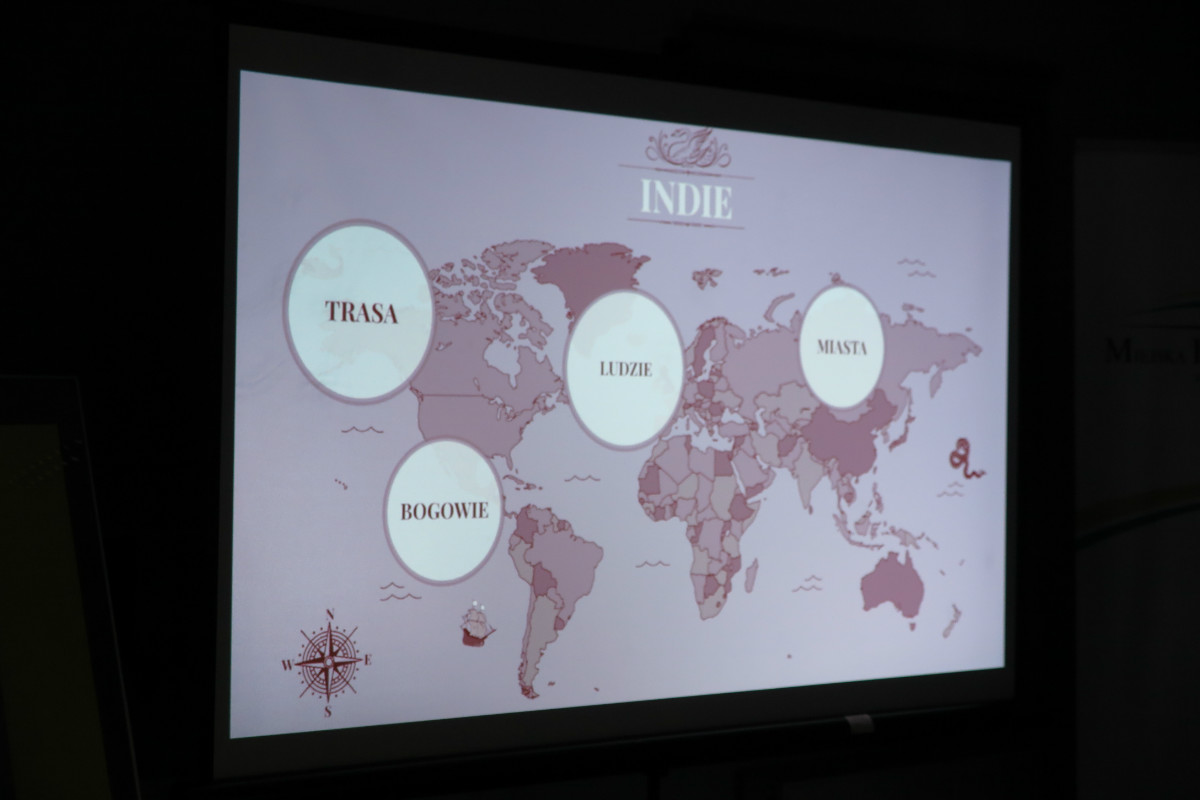 Na monitorze prezentacja mapy świata główny temat Indie: trasa,ludzie,miasta, bogowie. 