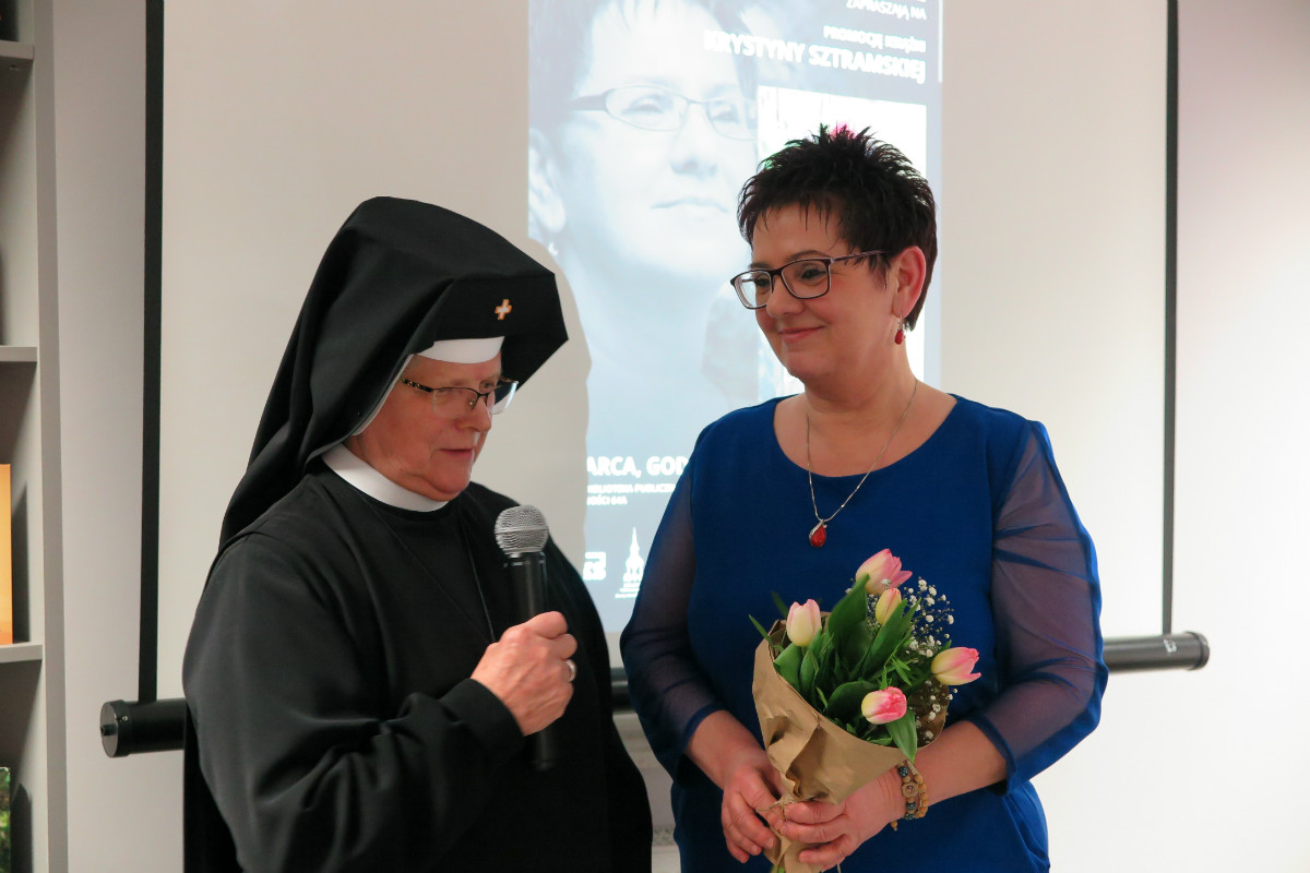 Krystyna Sztramska z kwiatami obok zakonnica.