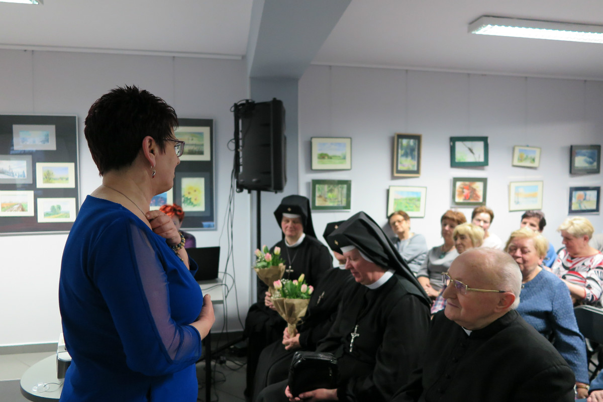 Po lewej Krystyna Sztramska i publiczność zgromadzona na jej promocję książki  "Zawsze jest jakieś dobre jutro".
