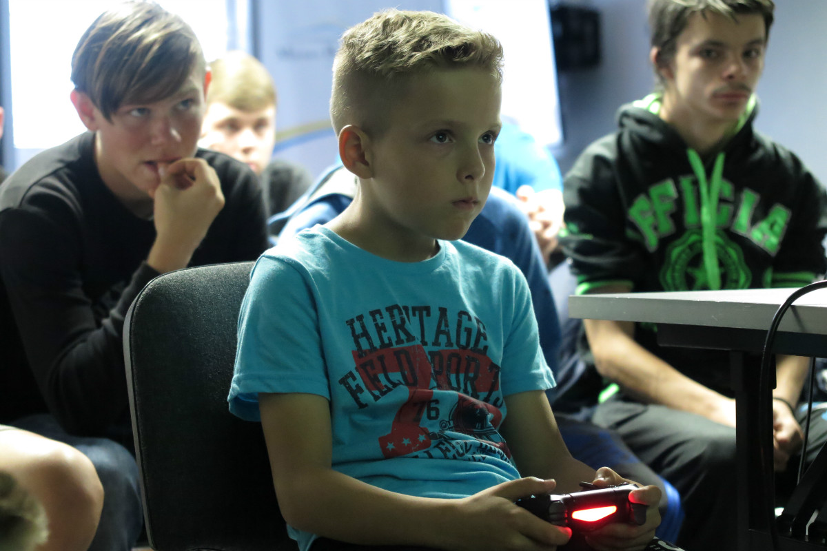 Chłopiec biorący udział w turnieju gier komputerowych. 