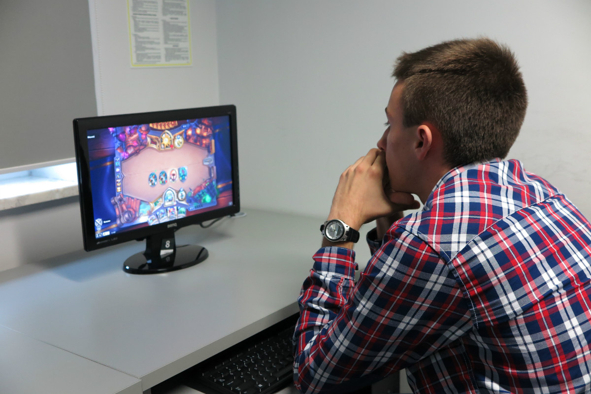 Przy komputerze uczestnik konkursu gier komputerowych. 