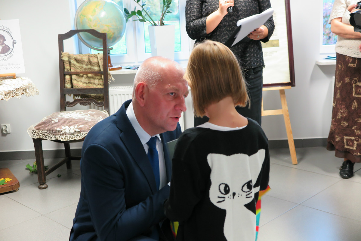 Burmistrz miasta Działdowo Grzegorz Mrowiński wręcza nagrodę dziewczynce.