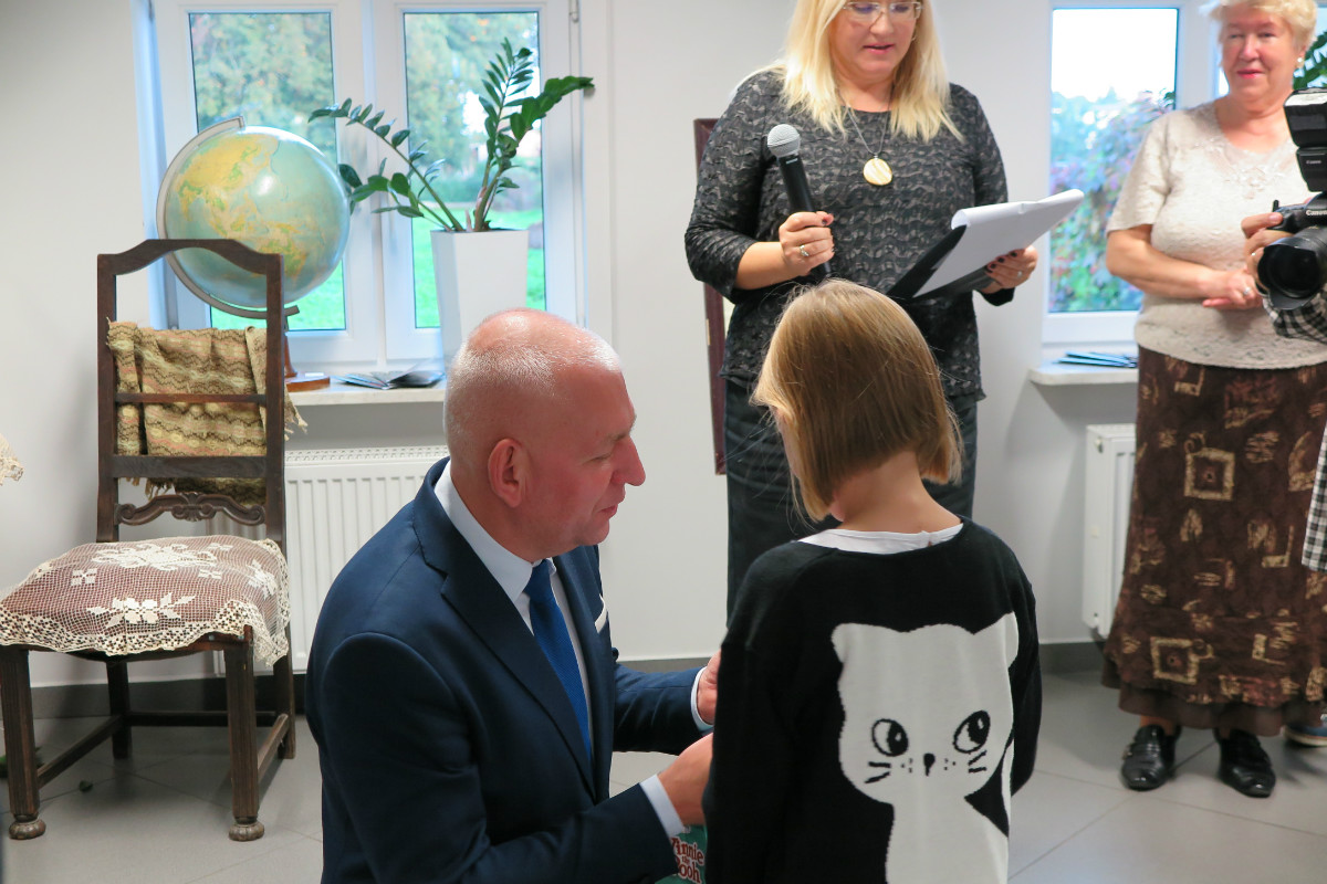 Burmistrz miasta Działdowo Grzegorz Mrowiński wręcza nagrodę dziewczynce.