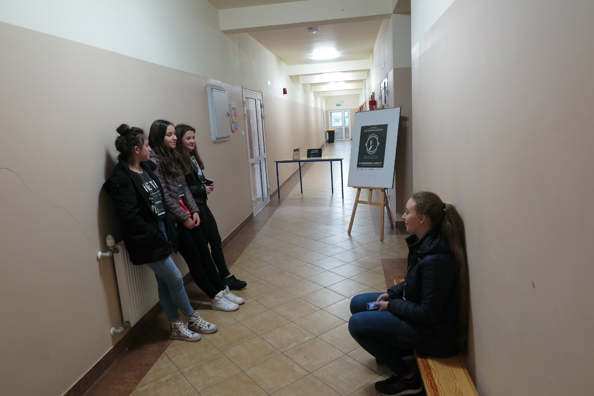Wnętrze szkoły w ZS Malinowo, uczestnicy gry miejskiej pt. ''Emilia Sukertowa- Biedrawina- znana i nieznana''. 