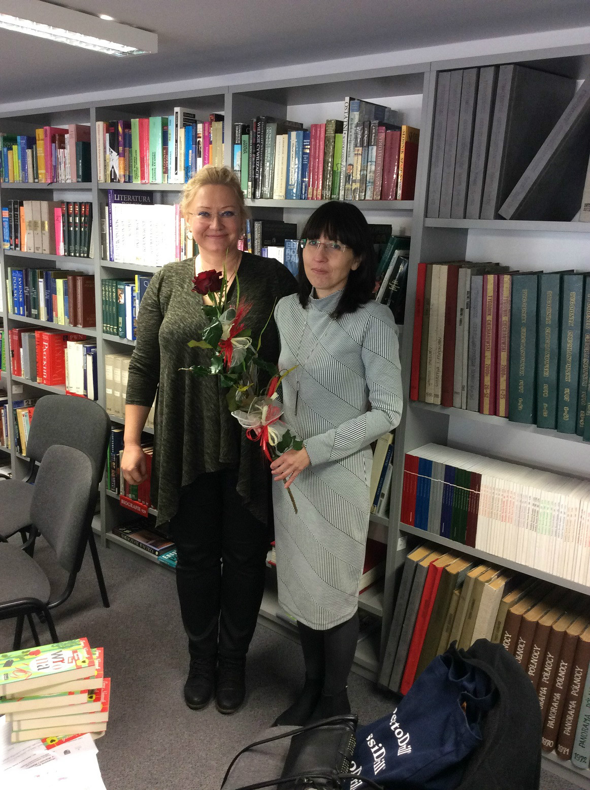 Przy regale z książkami dyrektor MBP Justyna Lytvyn i bibliotekarka z ZS w Malinowie.