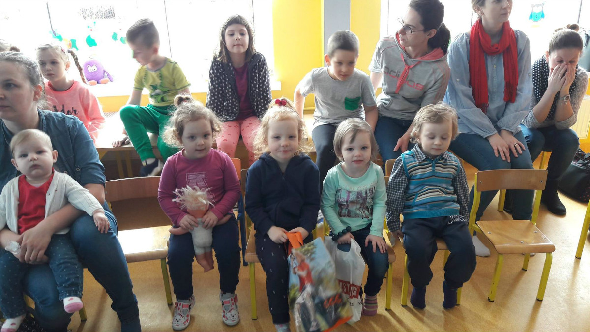 Wnętrze Przedszkola. Grupa dzieci z opiekunami podczas zajęć w Klubie Malucha.