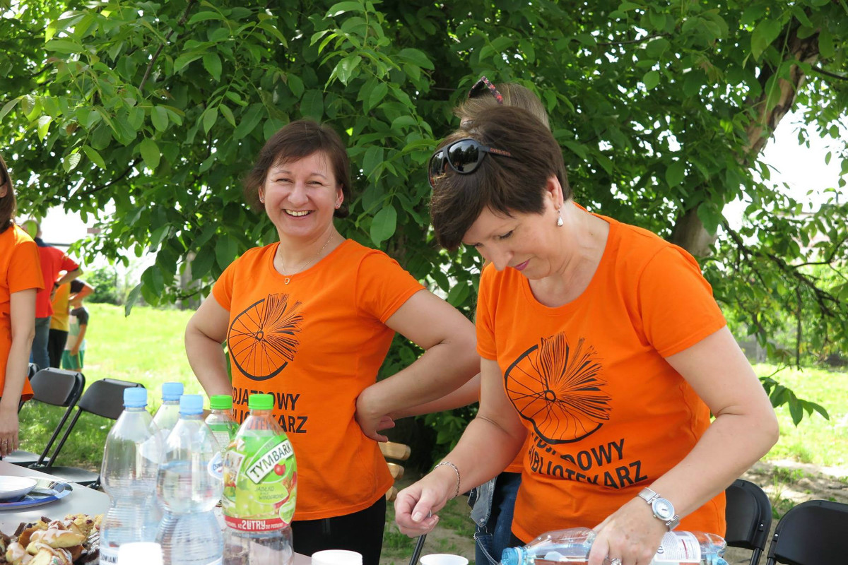 Na placu przed MBP trzy bibliotekarki Ania Wiśniewska, Aleksandra Cybulska i Mariola Wilkowska w pomarańczowych koszulkach ''Odjazdowy Bibliotekarz''.
