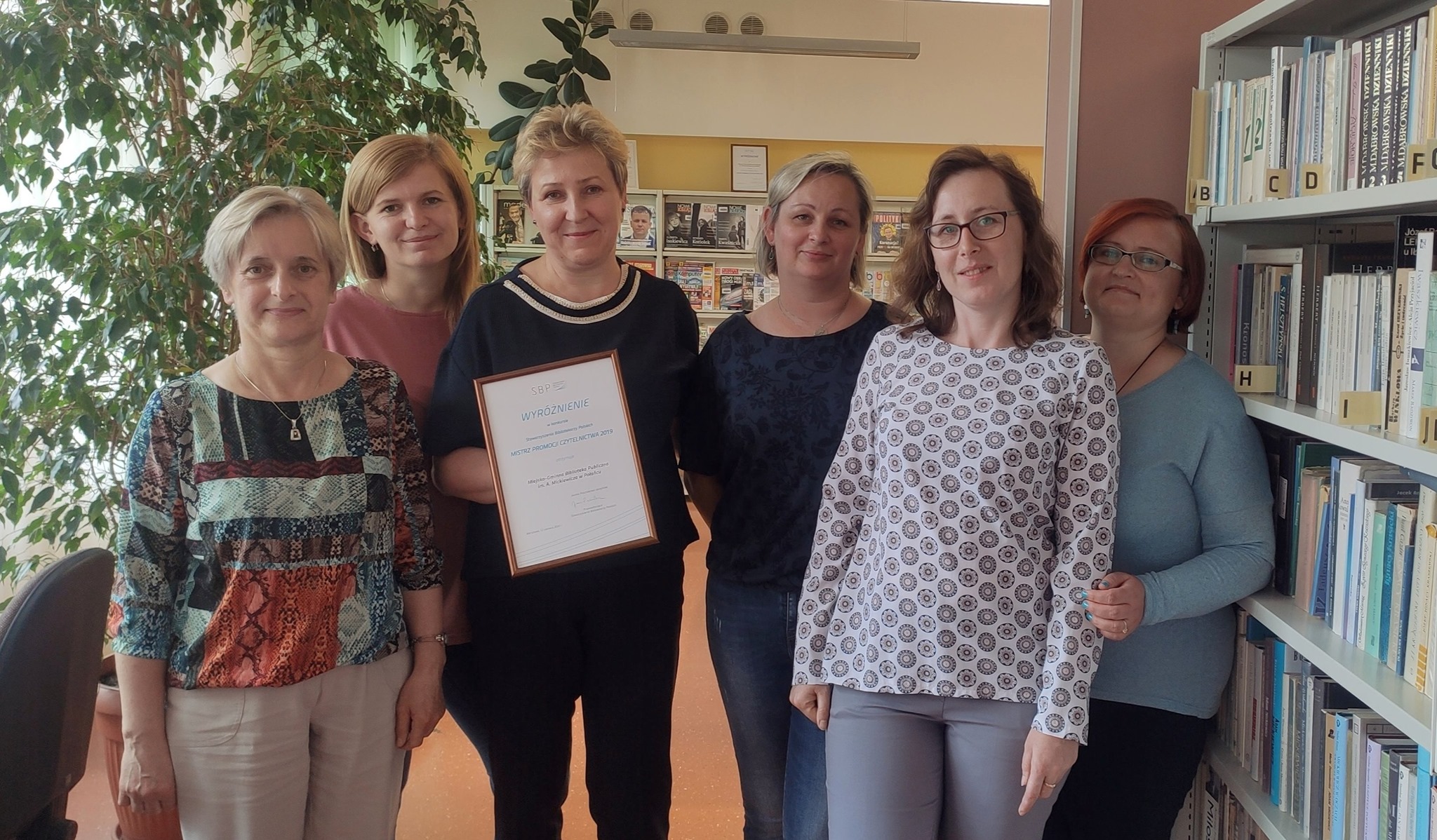 Grupa bibliotekarek biorących udział w konkursie Mistrz Promocji Czytelnictwa 2019 roku. 