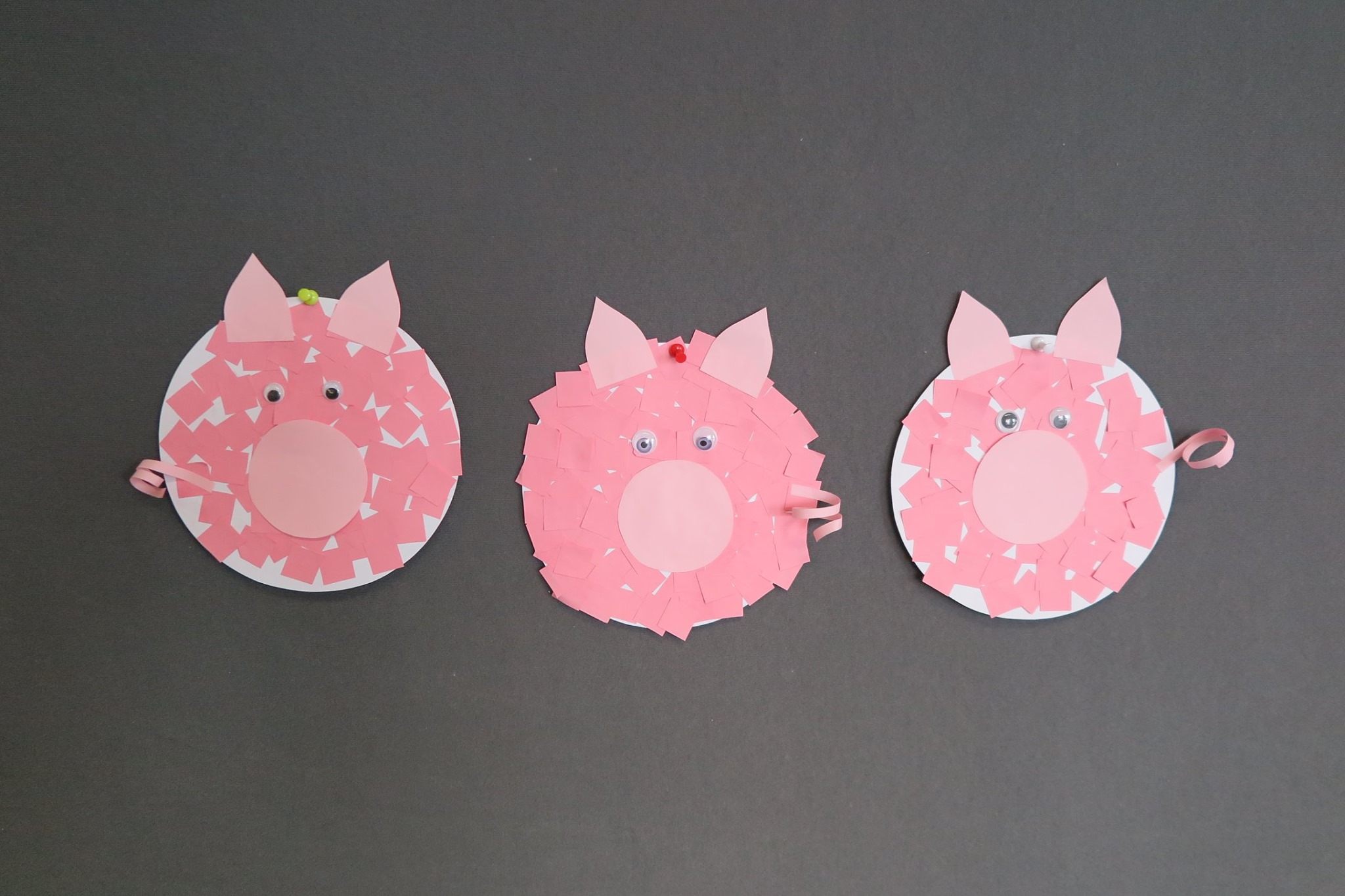 Trzy świnki zrobione z papieru przez dzieci 