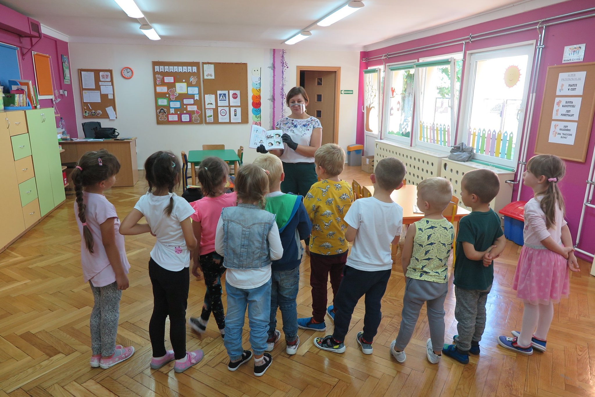 Bibliotekarka pani Ania Wiśniewska prowadzi zajęcia z dziećmi z przedszkola nr 4 w Działdowie