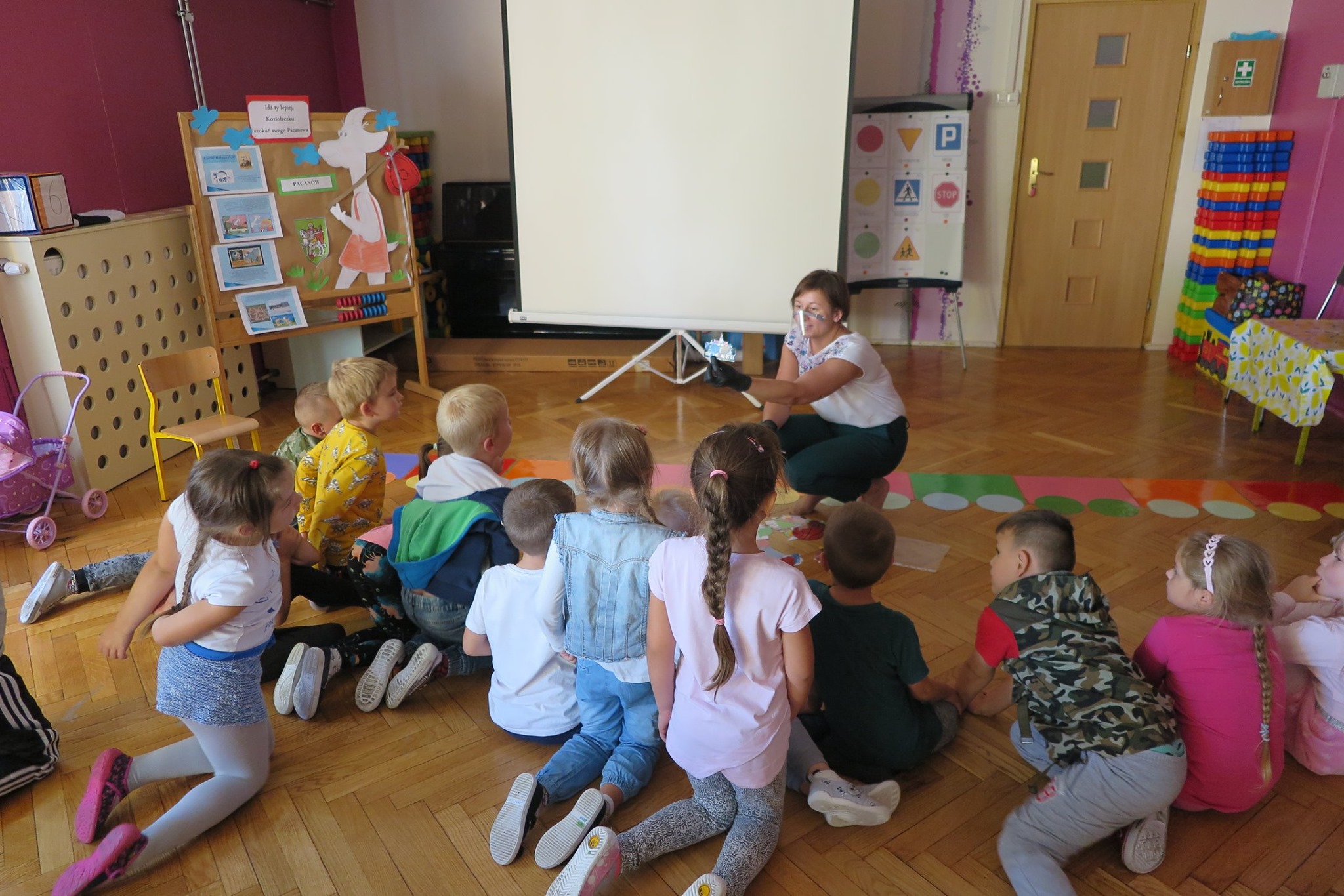 Bibliotekarka pani Ania Wiśniewska prowadzi zajęcia edukacyjne z dziećmi z przedszkola nr 4 w Działdowie.