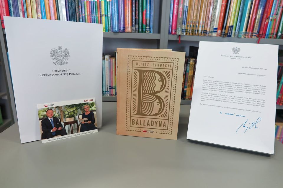 Na stoliku podziękowanie od Prezydenta Andrzeja Dudy oraz okolicznościowy egzemplarz ,,Balladyna'' za udział w dziewiątej edycji ,,Narodowego Czytania''. 