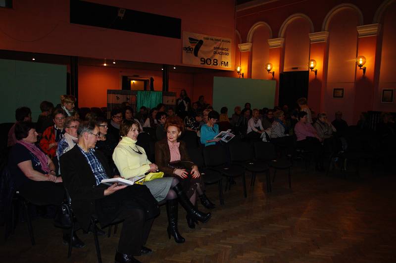 Publiczność zgromadzona w sali w MDK na spotkanie z Marią Czubaszek.