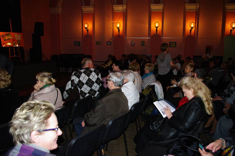 Publiczność zgromadzona w sali w MDK na spotkanie z Marią Czubaszek.