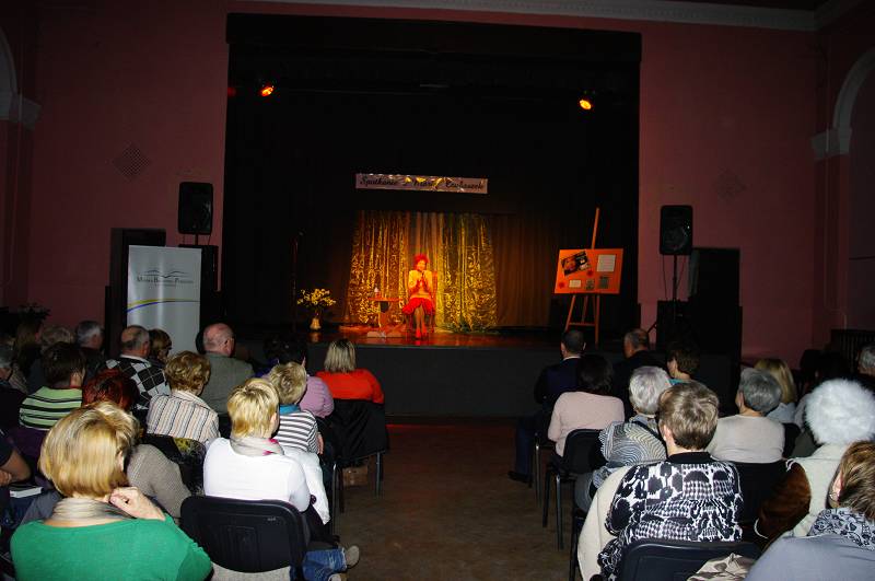 Na scenie w MDK w Działdowie Maria Czubaszek.