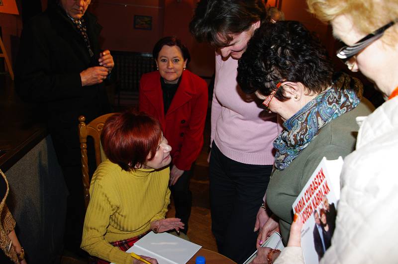 Przy stoliku Maria Czubaszek podpisuje książkę dla czytelniczki w MDK.