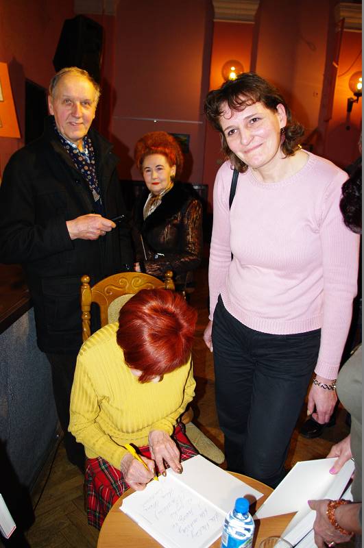 Przy stoliku Maria Czubaszek podpisuje książkę dla czytelniczki w MDK.