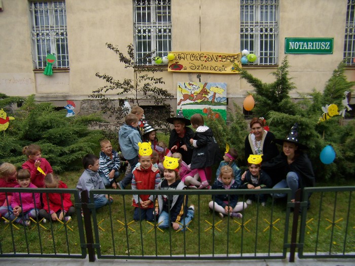 Przed MBP w ogródku dzieci z bibliotekarkami  świętują Światowe Dni Bajki.