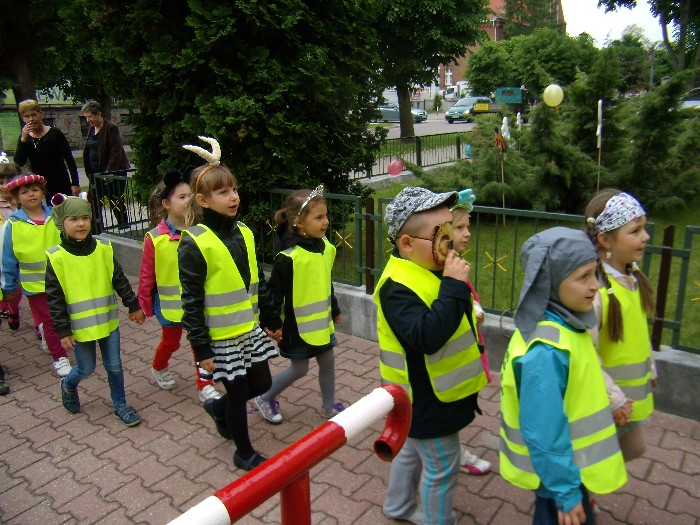 Grupa dzieci w żółtych kamizelkach zmierzająca do MBP.