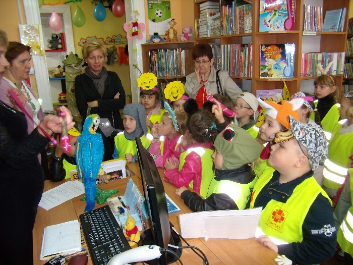 Grupa dzieci w żółtych kamizelkach w MBP.