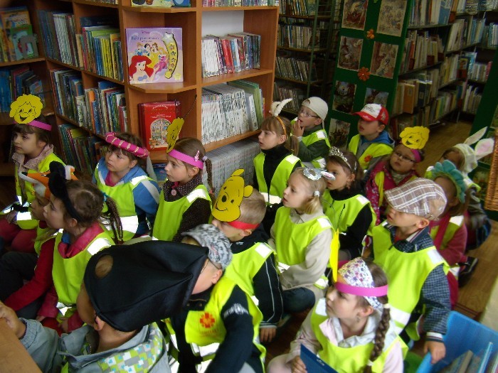 Grupa dzieci w żółtych kamizelkach w MBP.