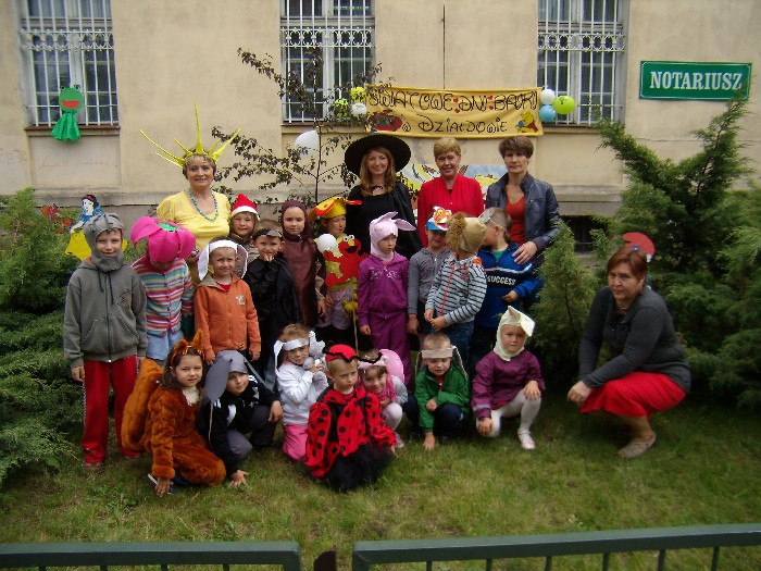 Przed MBP w ogródku dzieci z bibliotekarkami  świętują Światowe Dni Bajki.