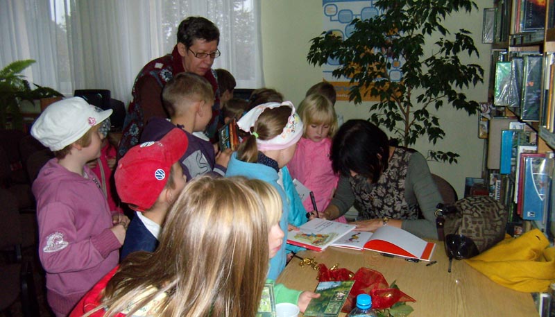 Izabella Klebańska podpisuje dzieciom swoje książki.
