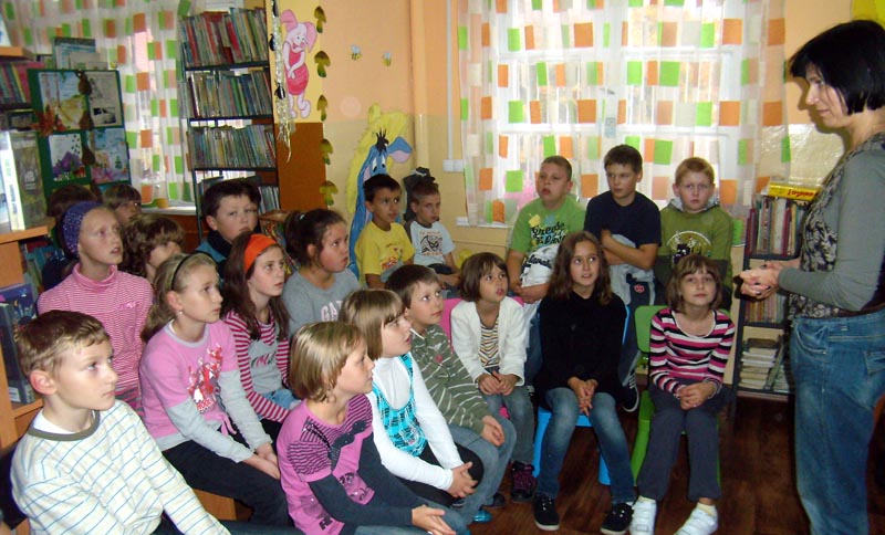 młodzież zgromadzona na spotkanie z Izabellą Klebańską, absolwentką Akademii Muzycznej w Łodzi, autorką wielu książek dla dzieci popularyzujących muzykę.