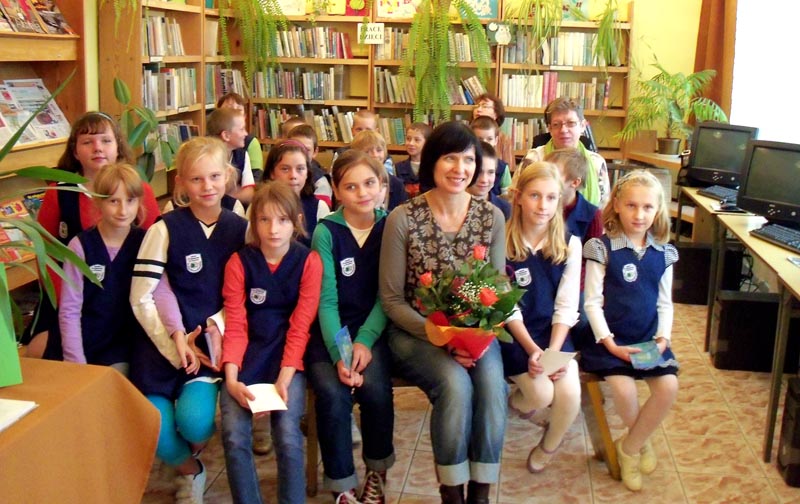 młodzież zgromadzona na spotkanie z Izabellą Klebańską, absolwentką Akademii Muzycznej w Łodzi, autorką wielu książek dla dzieci popularyzujących muzykę.
