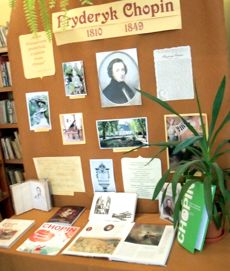 Wystawa książek i zdjęć Fryderyka Chopina w bibliotece.
