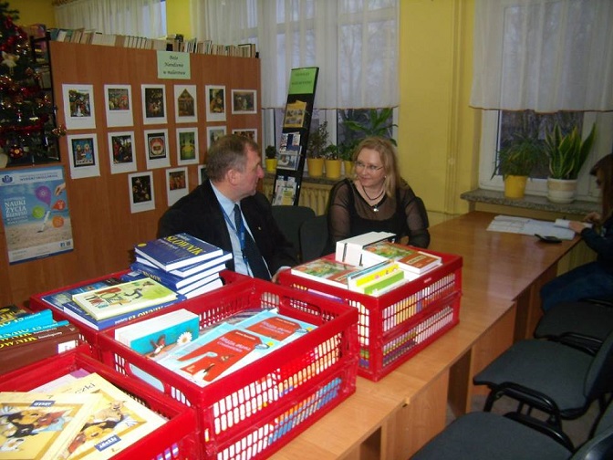 Przy biurku dyrektor MBP Justyna Lytvyn , na stoliku w czerwonych skrzynkach znajdują się książki dla SP NR 2.