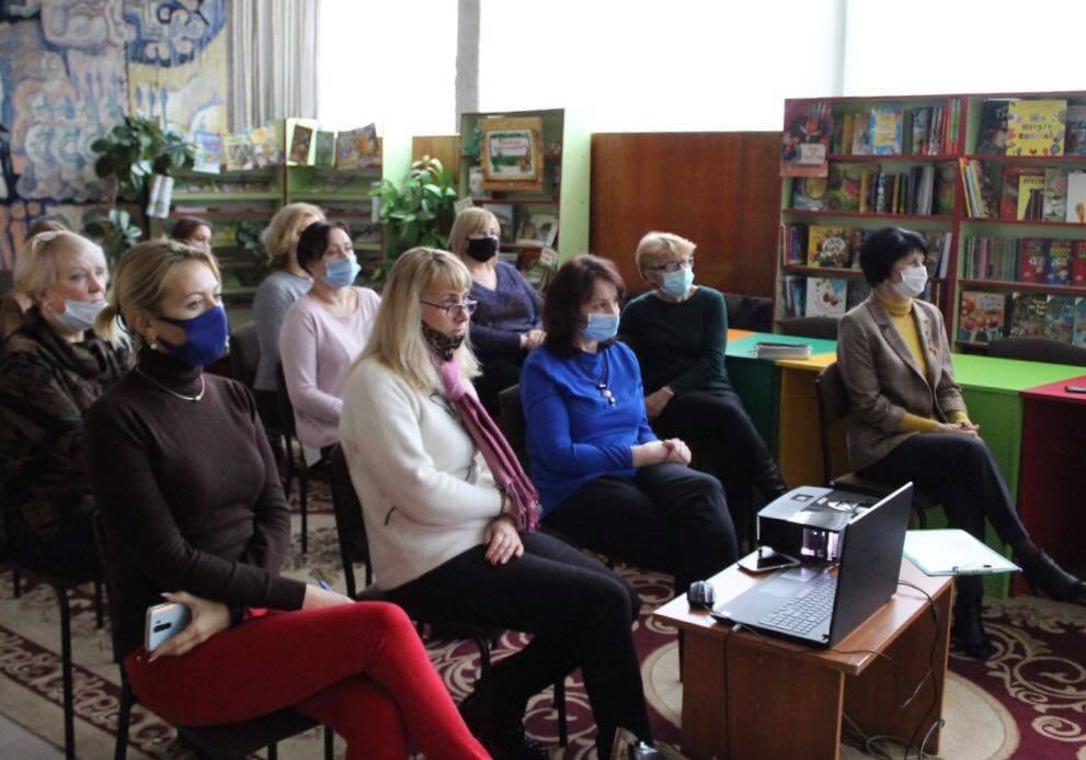 Wnętrze biblioteki na Ukrainie. Telekonferencja z udziałem 10 pań bibliotekarek z Ukrainy. 