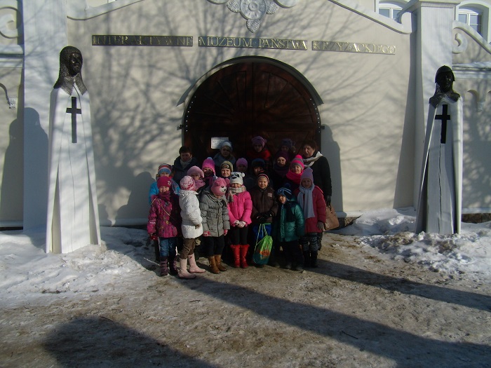 Grupa dzieci stoi przed Muzeum Państwa Krzyżackiego.