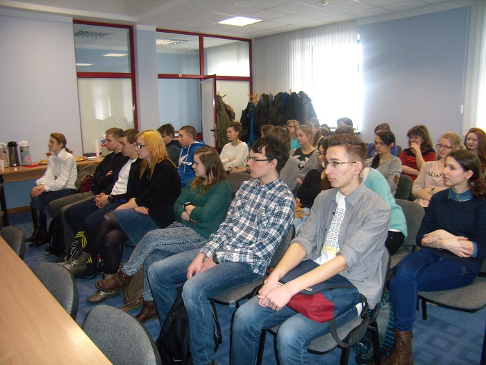Wnętrze sali konferencyjnej w UM na krzesełkach siedzi młodzież , biorą udział w  spotkaniu z   Bartoszem Dul - specjalistą ds. mobilnych technologii, redaktorem   naczelnym "Android Magazine", prezenterem i blogerem.