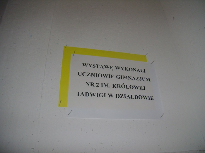 Karta na ścianie z napisem wystawę wykonali uczniowie gimnazjum nr2 im. Królowej Jadwigi w Działdowie.