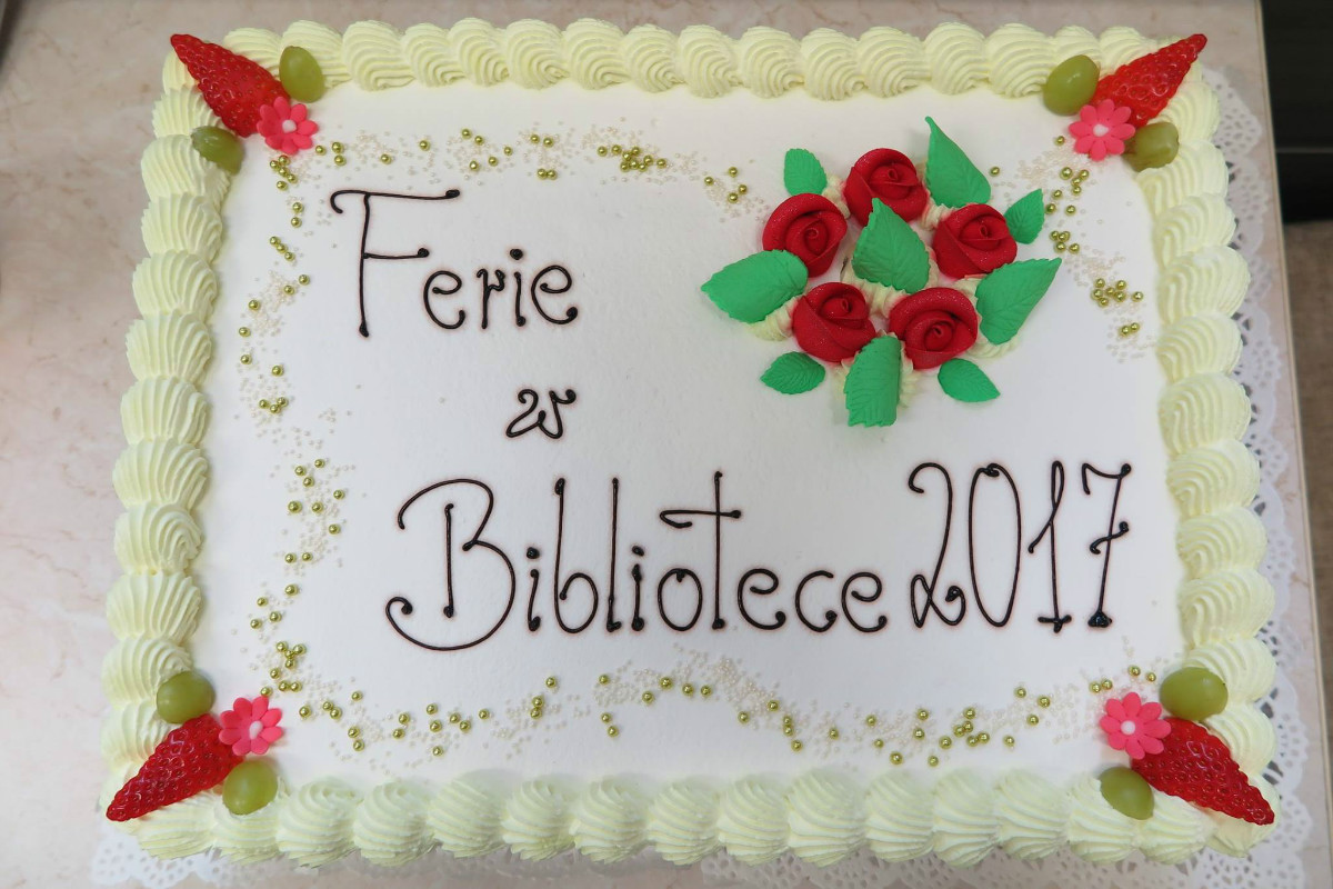 Biały tort z napisem Ferie w Bibliotece 2017r.