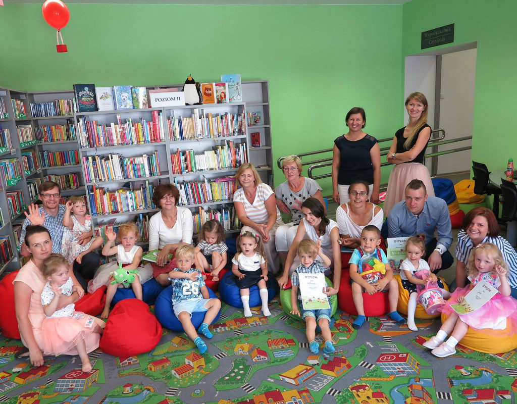 Wnętrze biblioteki. Dzieci wraz z opiekunami podczas ostatnich zajęć w Klubie Malucha dostały dyplomy i małe upominki od pań z biblioteki Ani Wiśniewskiej i Oli Cybulskiej.